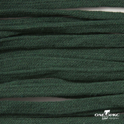 Шнур плетеный d-8 мм плоский, 70% хлопок 30% полиэстер, уп.85+/-1 м, цв.1016-т.зеленый - купить в Ангарске. Цена: 742.50 руб.
